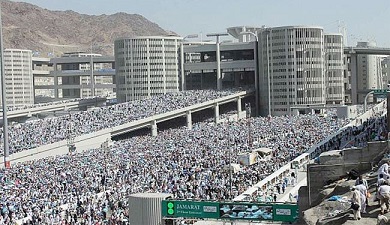 العالم الاسلامي يحتفل بالاضحى؛ والحجاج يواصلون اداء المناسك